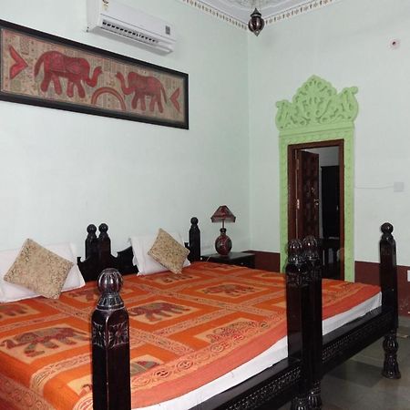 Kurabar Kothi Bed and Breakfast Udaipur Exteriör bild